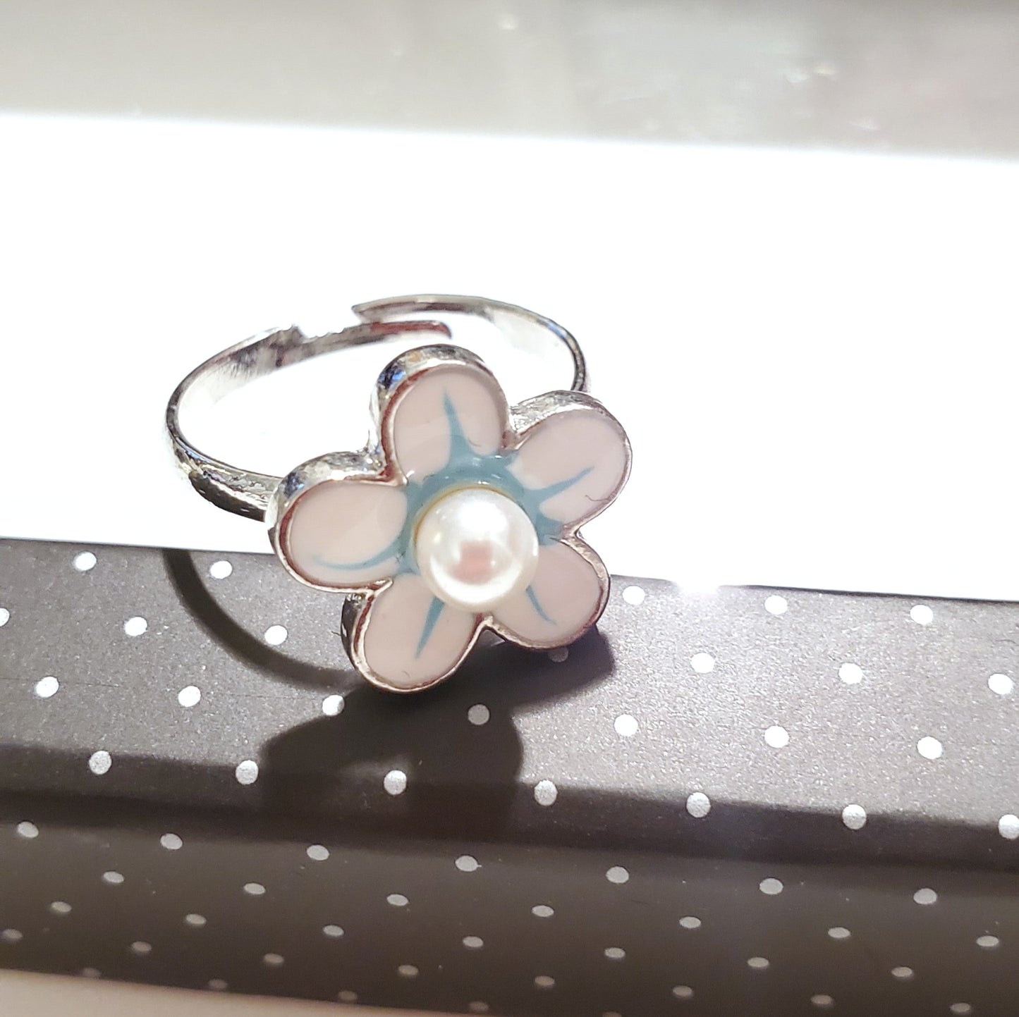 Starlet Shimmer - Pearl Flower - Ring